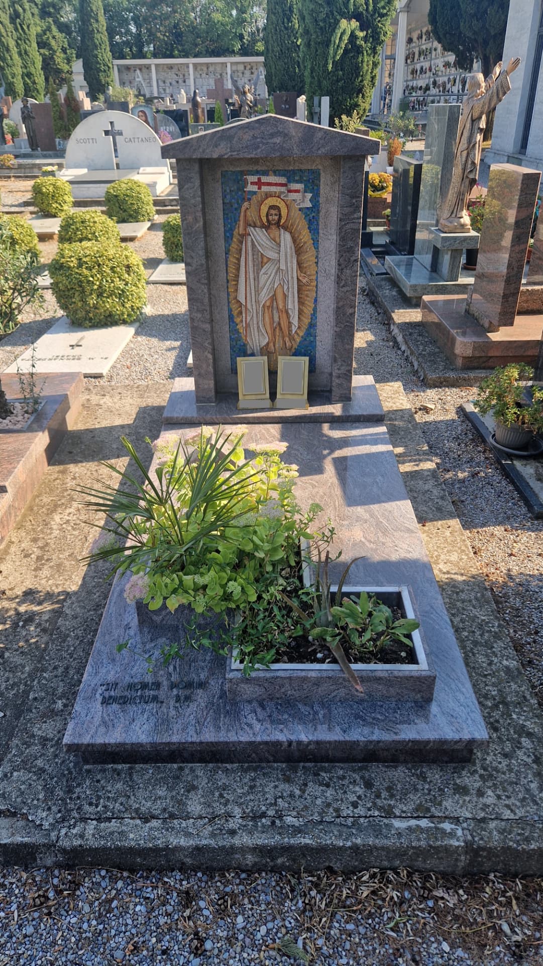 Monumento in granito con edicola e mosaico del Cristo risorto