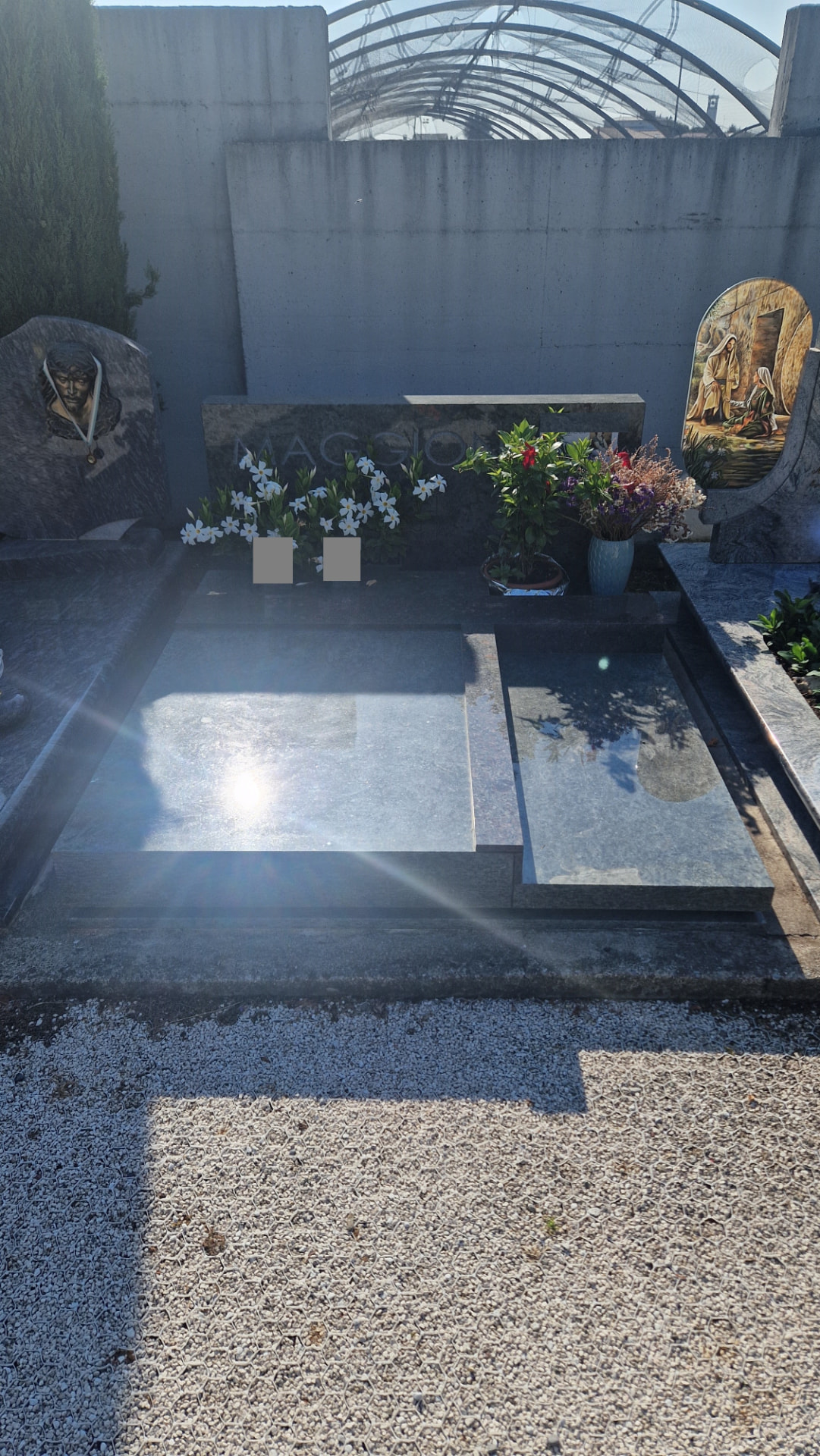 Tomba di famiglia in granito grigio con lastre lucide e stele lineare incisa
