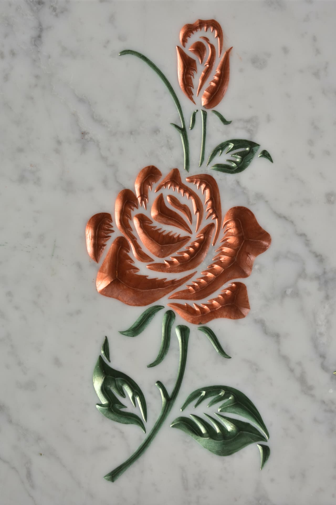 Rosa con bocciolo incisa su lastra di marmo
