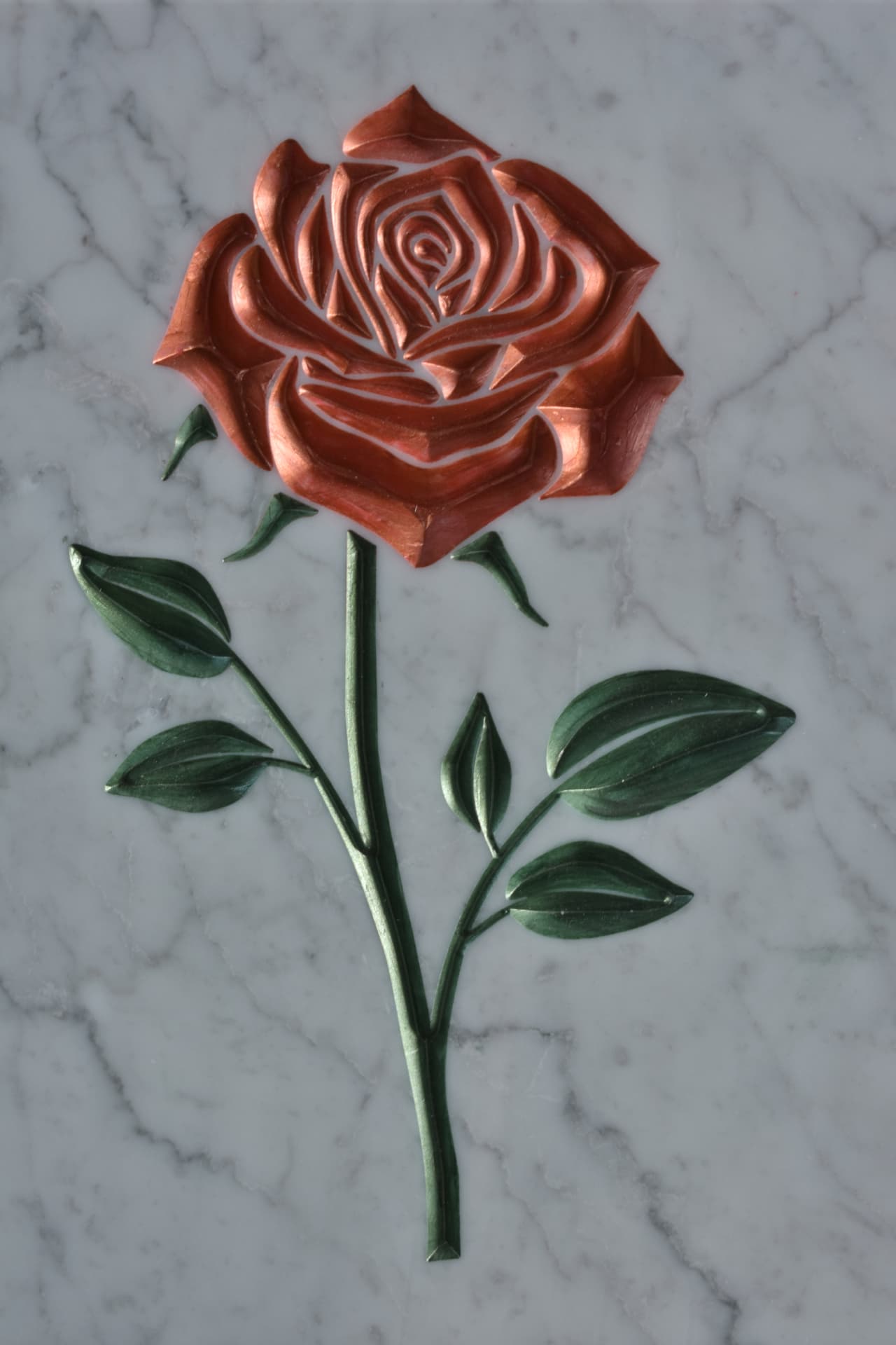 Rosa incisa e colorata su lastra di marmo bianco