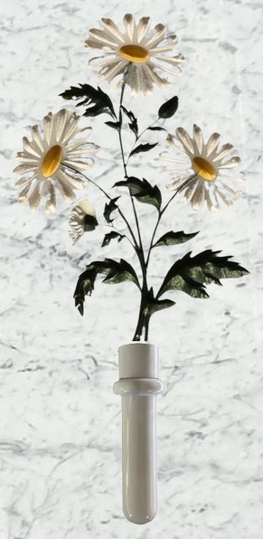 Margherite bianche e dorate incise su marmo con portafiori