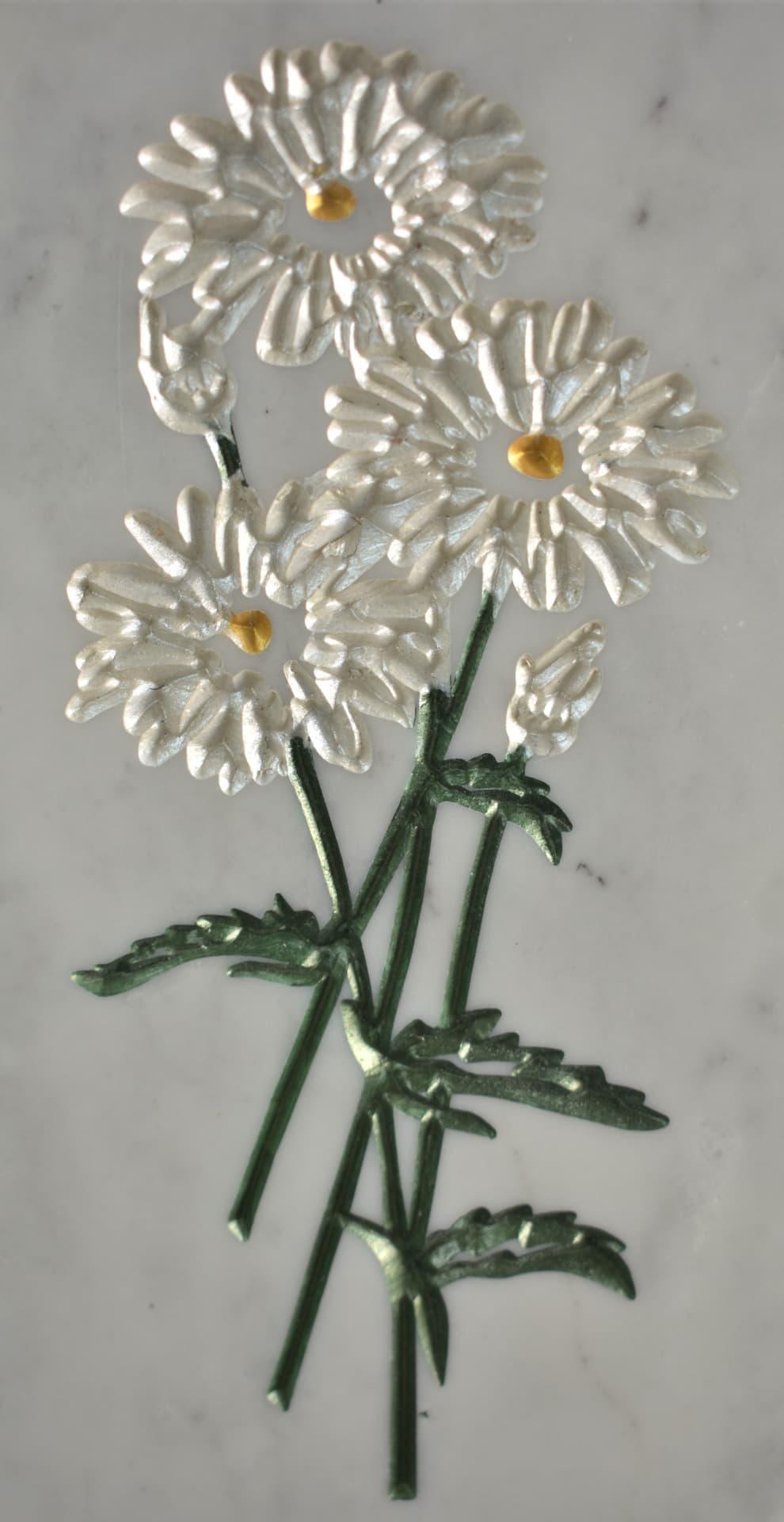 Mazzo di margherite inciso su marmo