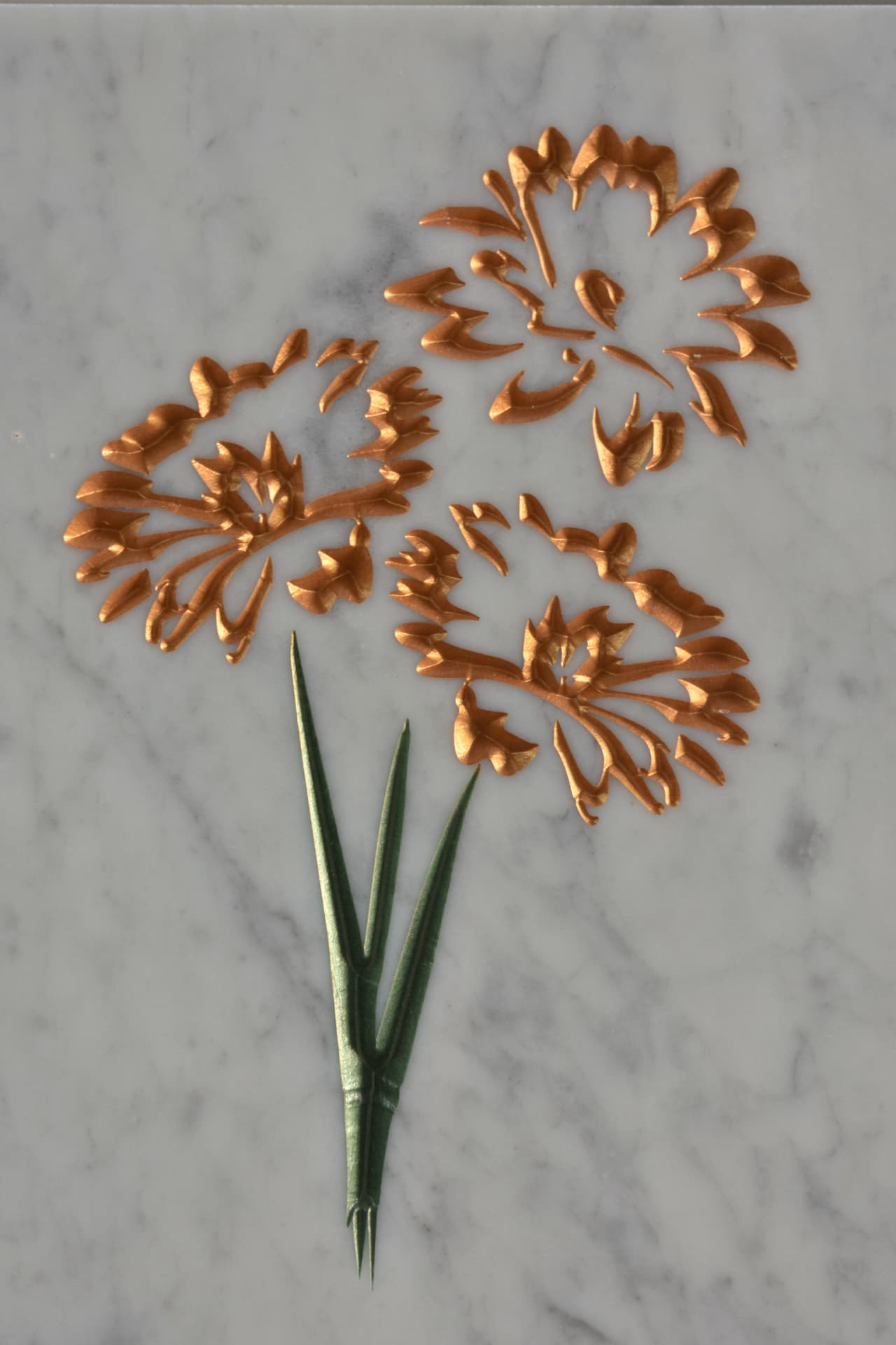 Fiori ramati stilizzati su marmo di Carrara