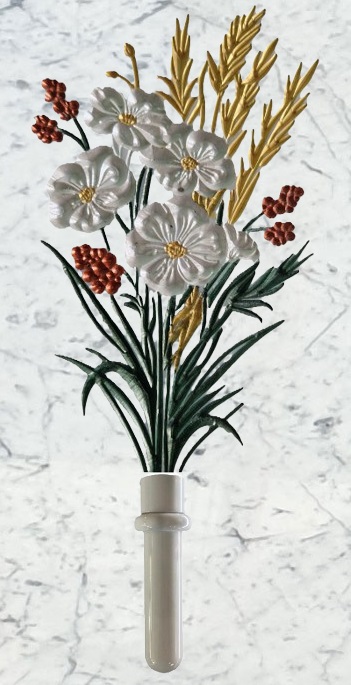 Fiori bianchi, spighe dorate e bacche ramate incisi su marmo con portafiori