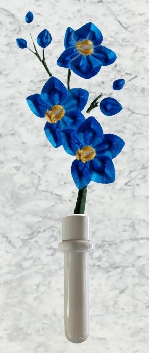 Fiori azzurri incisi su marmo con portafiori