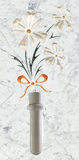 Mazzo di margherite con fiocco arancio inciso su marmo