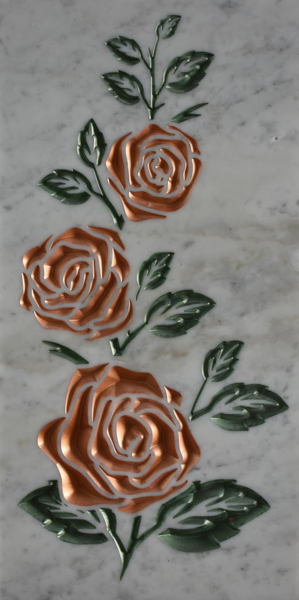 Tralcio di rose inciso su lastra di marmo