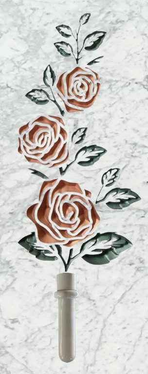 Tre rose ramate incise su marmo con portafiori