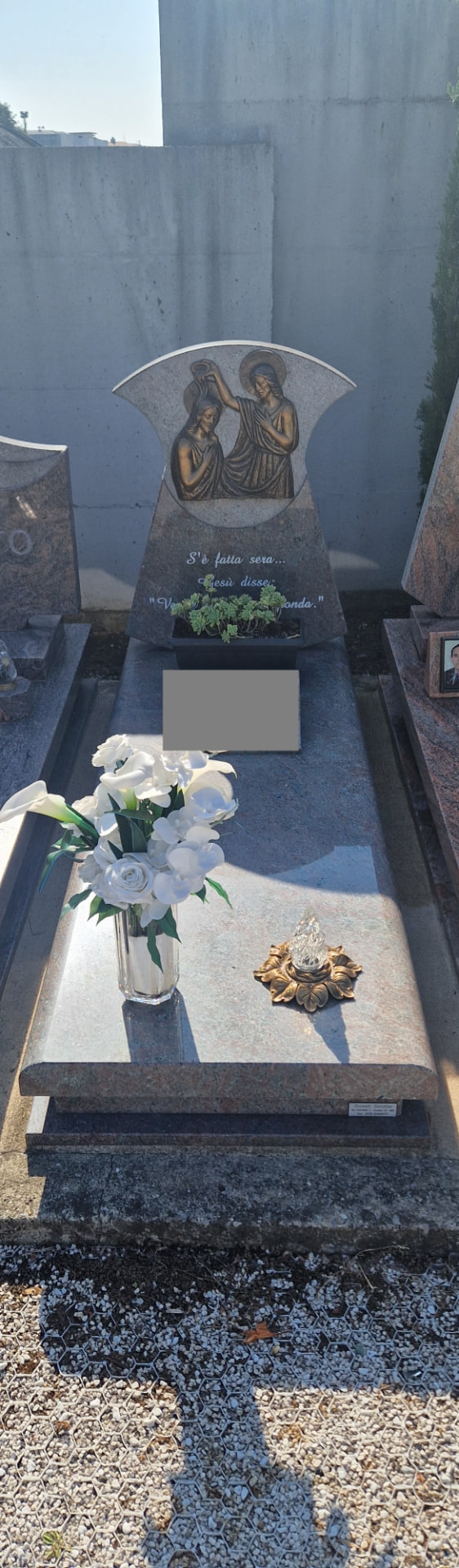 Tomba in granito chiaro con stele a ventaglio, bassorilievo bronzeo e incisione dedicatoria