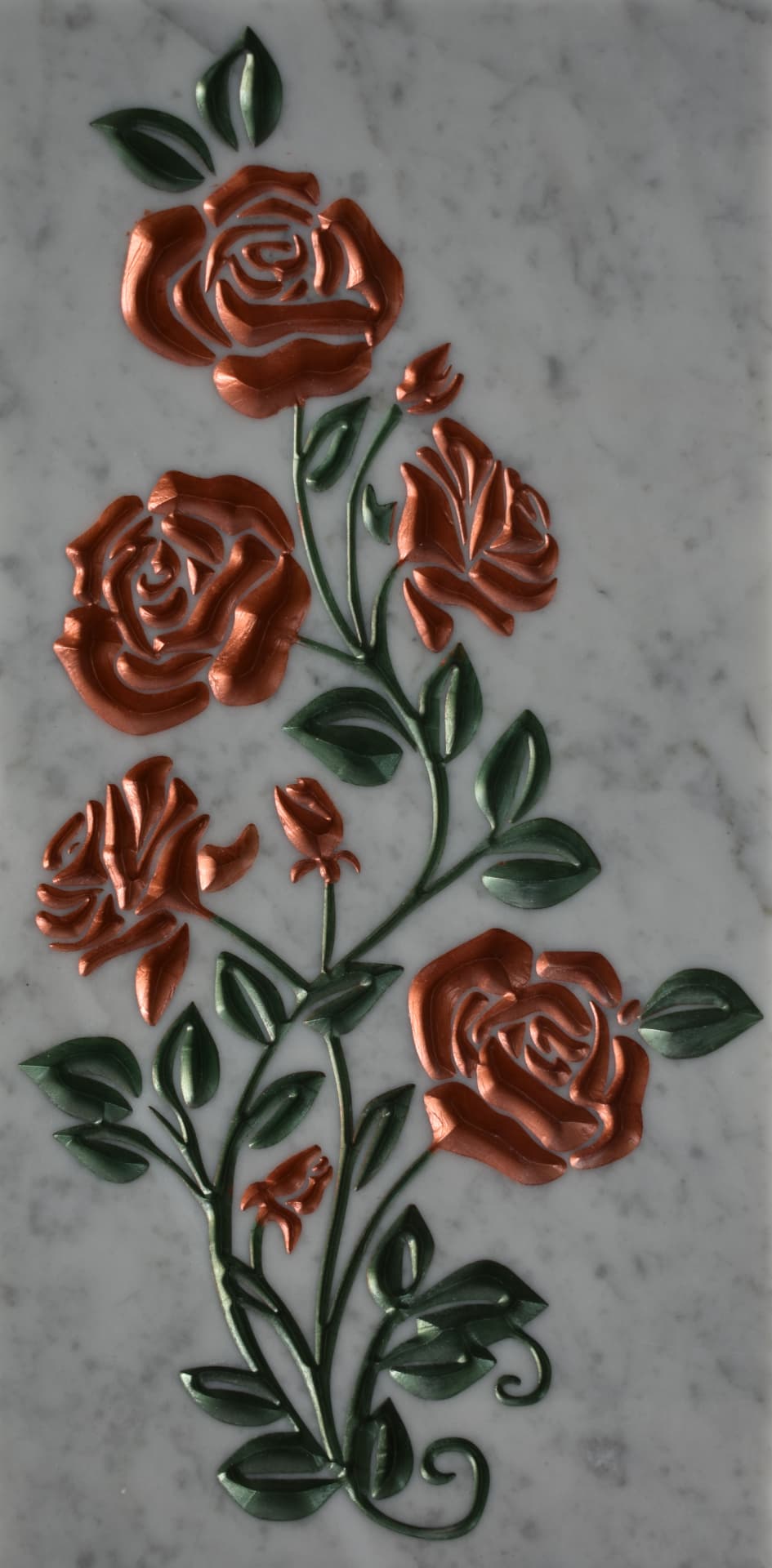 Cespuglio di rose inciso e colorato su marmo