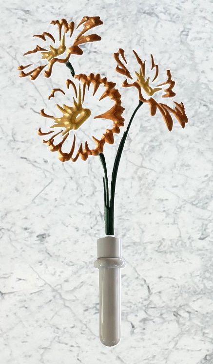 Fiori ramati e dorati incisi su marmo con portafiori