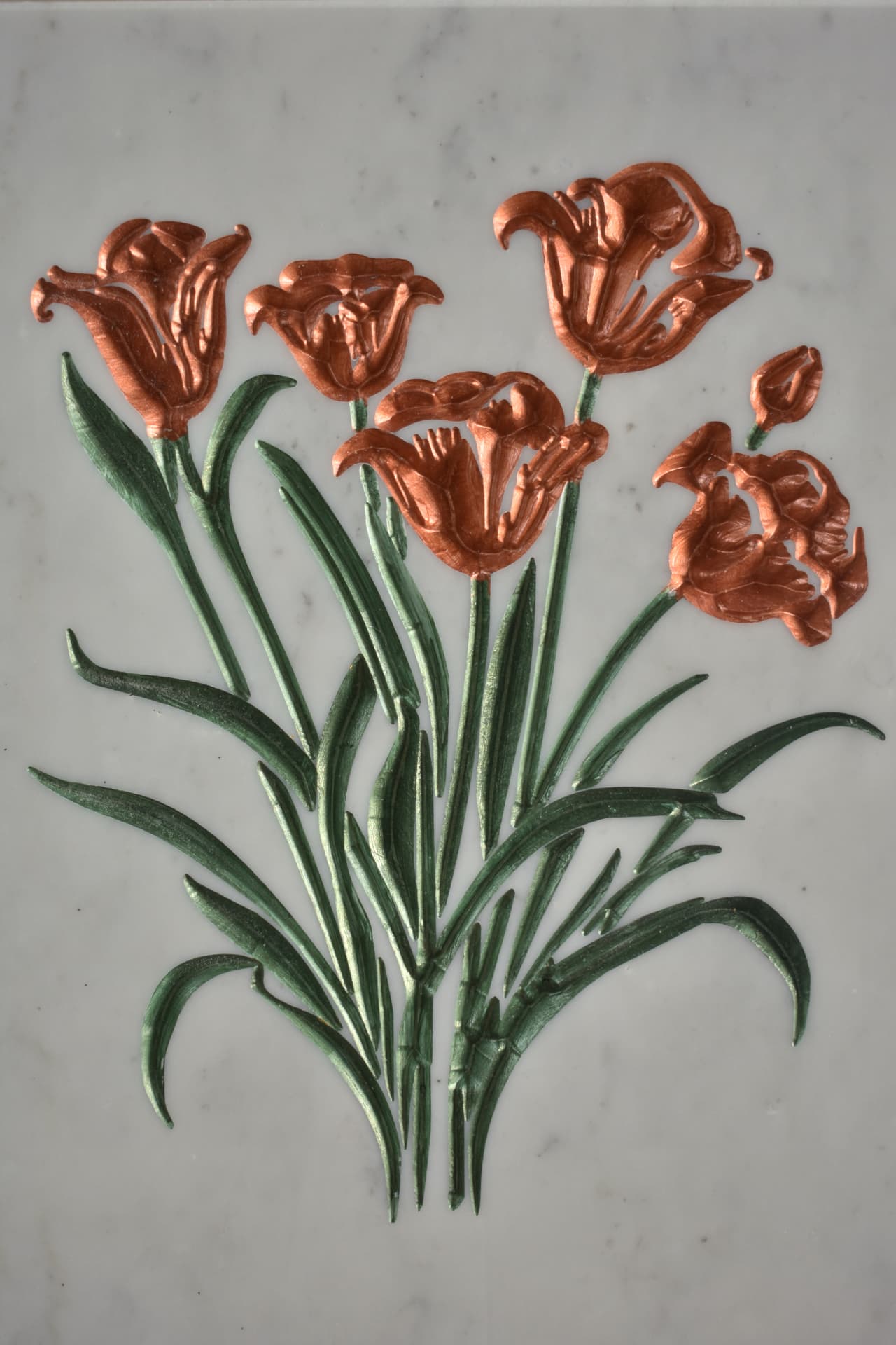 Tulipani arancio incisi su lastra di marmo