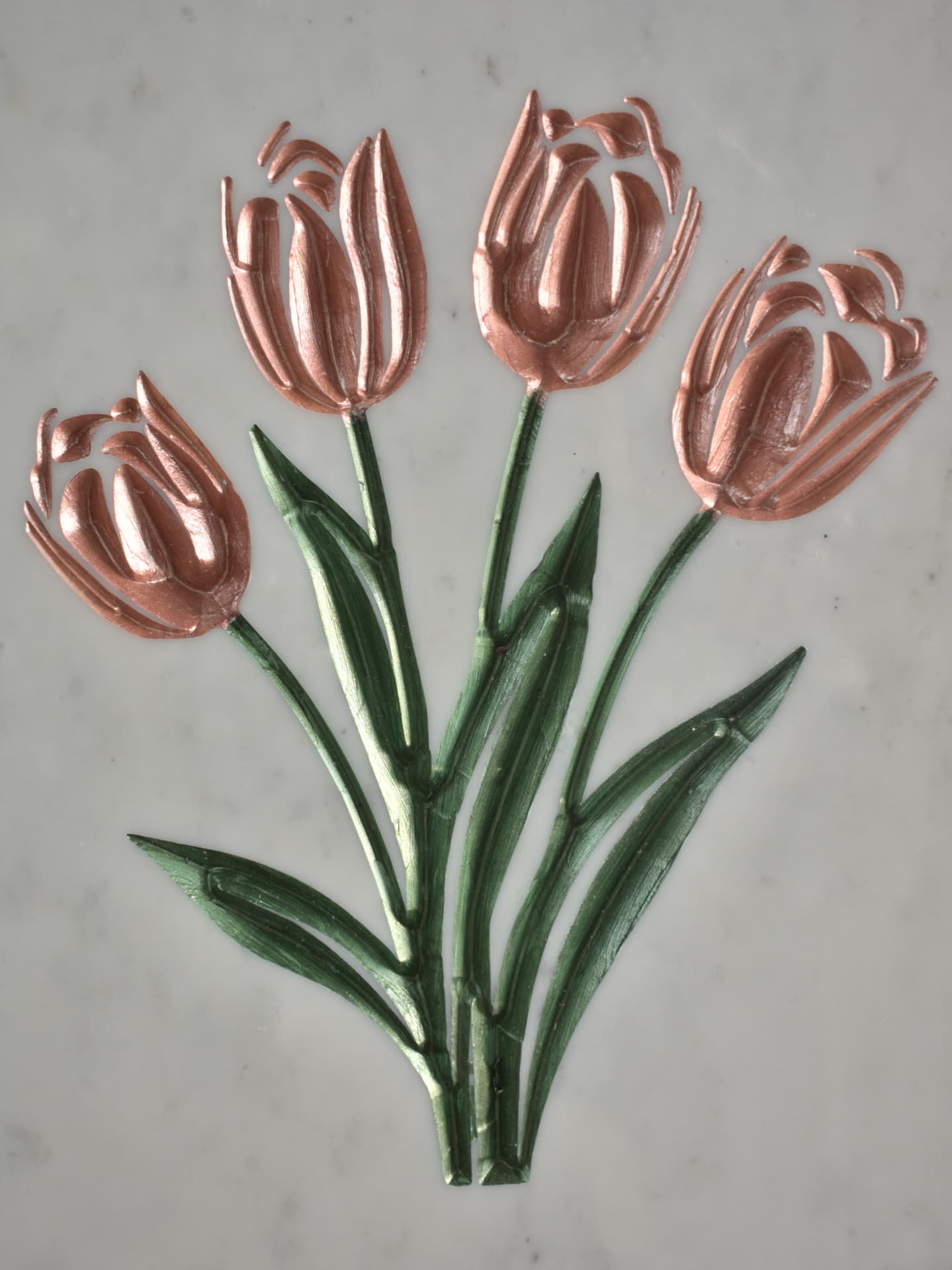 Tulipani ramati incisi su marmo bianco