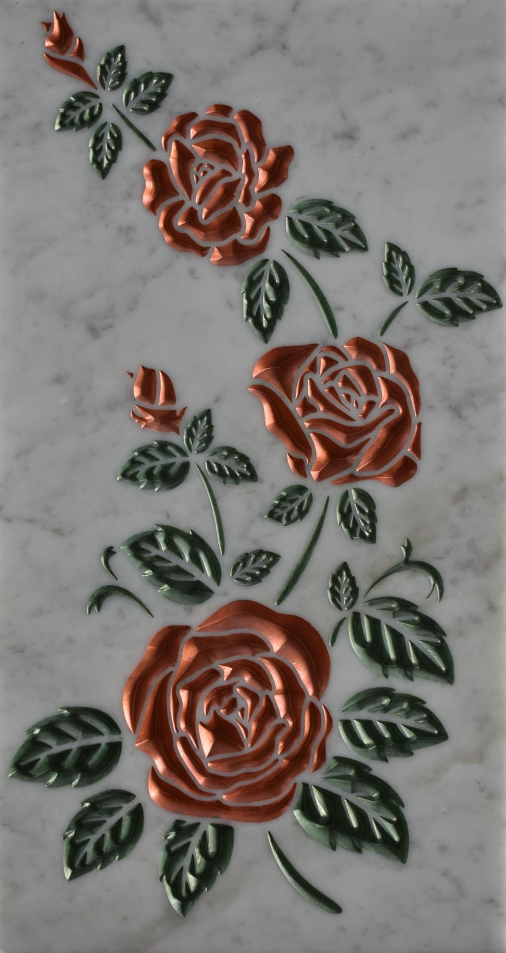 Composizione di tre rose incise su marmo