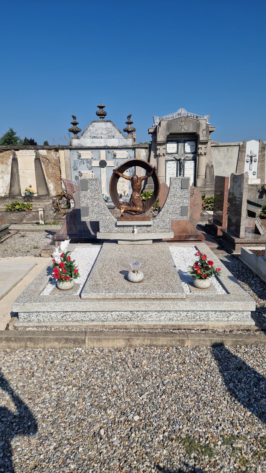 Monumento funebre con scultura bronzea del Cristo risorto e stele in granito