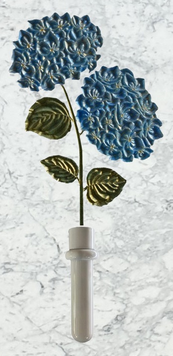 Ortensie azzurre incise su marmo con portafiori in ceramica