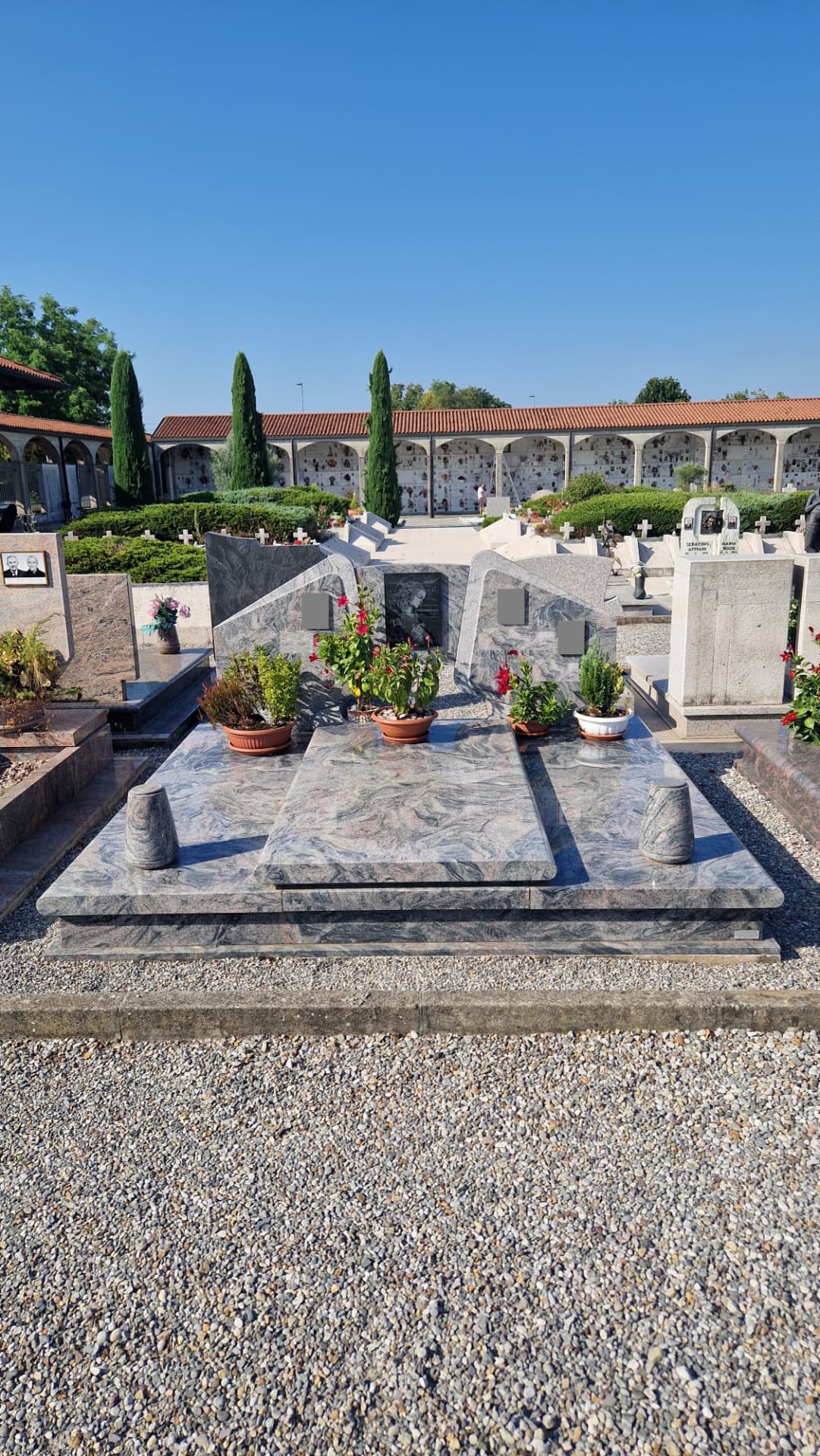 Tomba di famiglia in granito venato con stele composta e portafiori