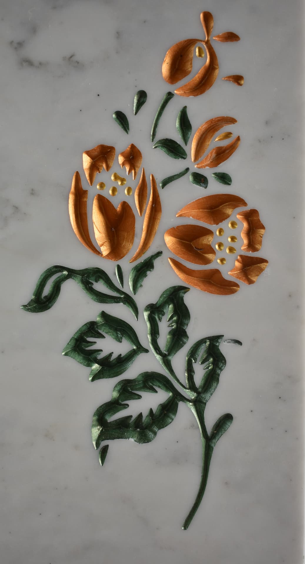 Tulipani arancio con foglie verdi incisi su marmo