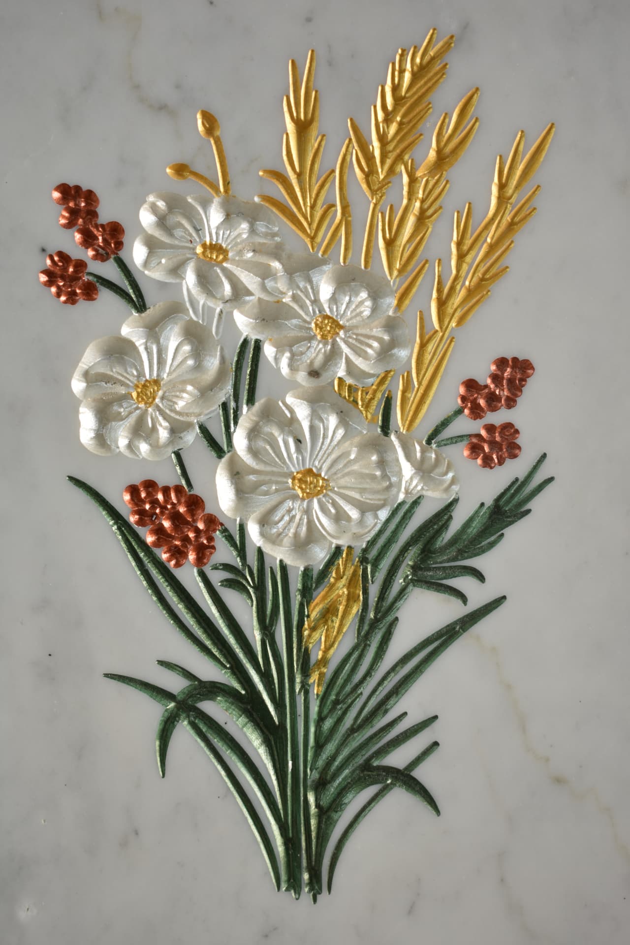 Mazzo di fiori bianchi e spighe dorate inciso su marmo