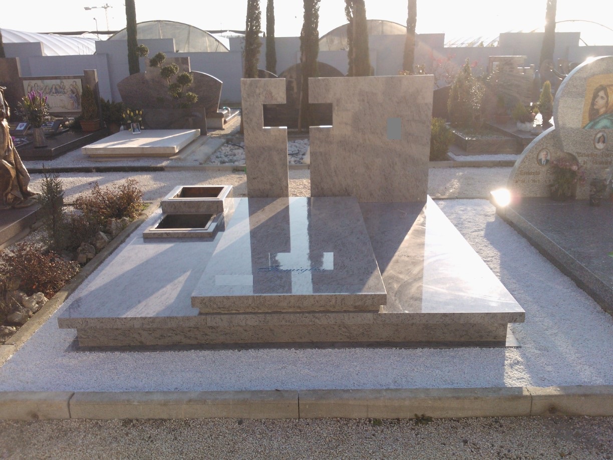 Tomba di famiglia in granito chiaro con stele moderna a croce traforata e lastra lucida