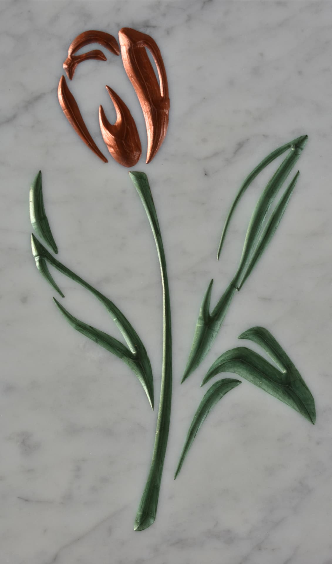 Tulipano ramato inciso su lastra di marmo