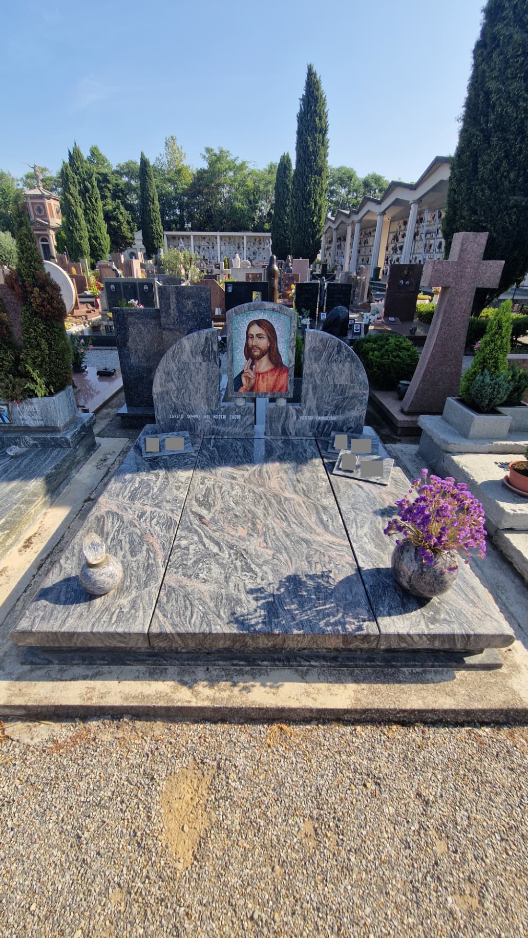 Tomba in granito grigio venato con stele doppia e mosaico del volto di Cristo